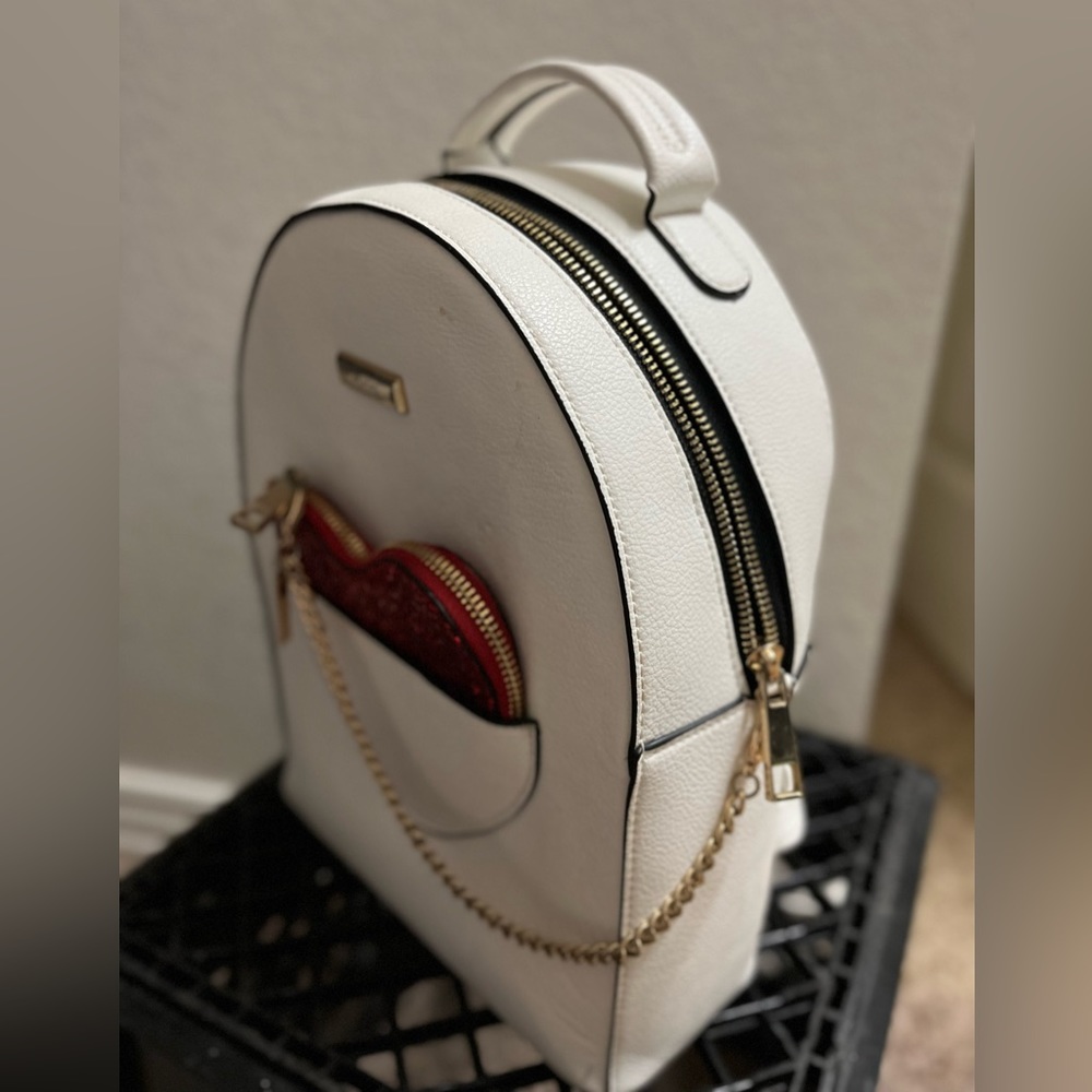 Backpack - Picture 3 of 4